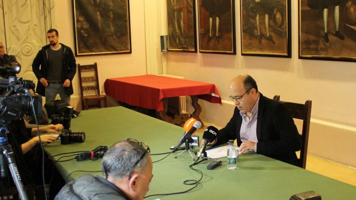 La roda de premsa de l'alcalde de Cervera, Ramon Royes.