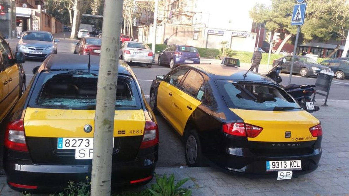 Taxis amb les llunes posteriors trencades a Barcelona.