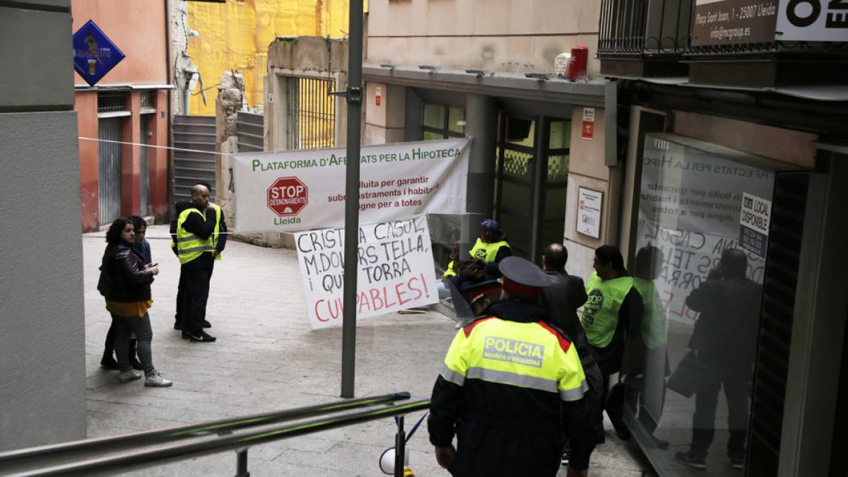 Membres de la PAH han ocupat l'oficina d'Habitatge a Lleida fins que els Mossos els han fet fora.