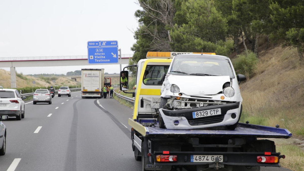 Imagen del coche implicado en el accidente que tuvo lugar en la A-2 a su paso por Lleida.