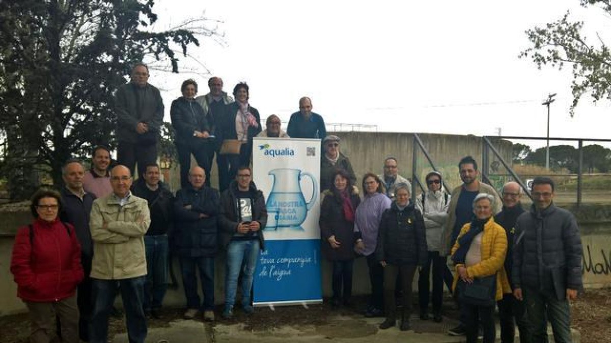 Una treintena de personas visitan el depósito de agua municipal 