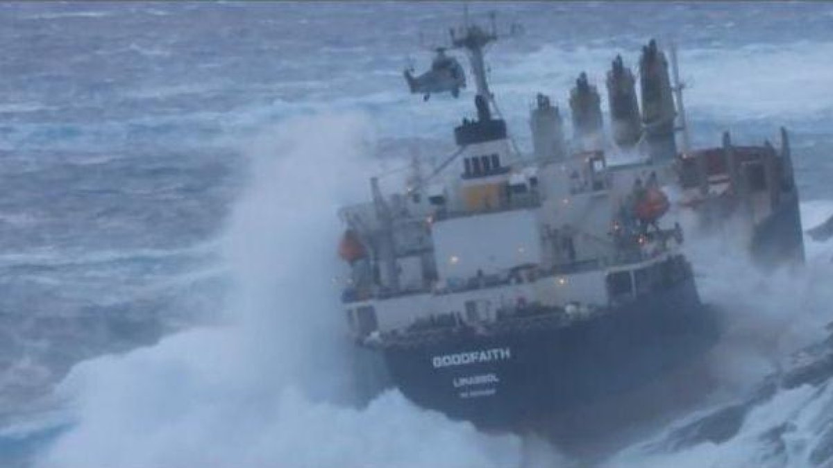 Un vaixell encallat, un dels riscos més grans per al mar.