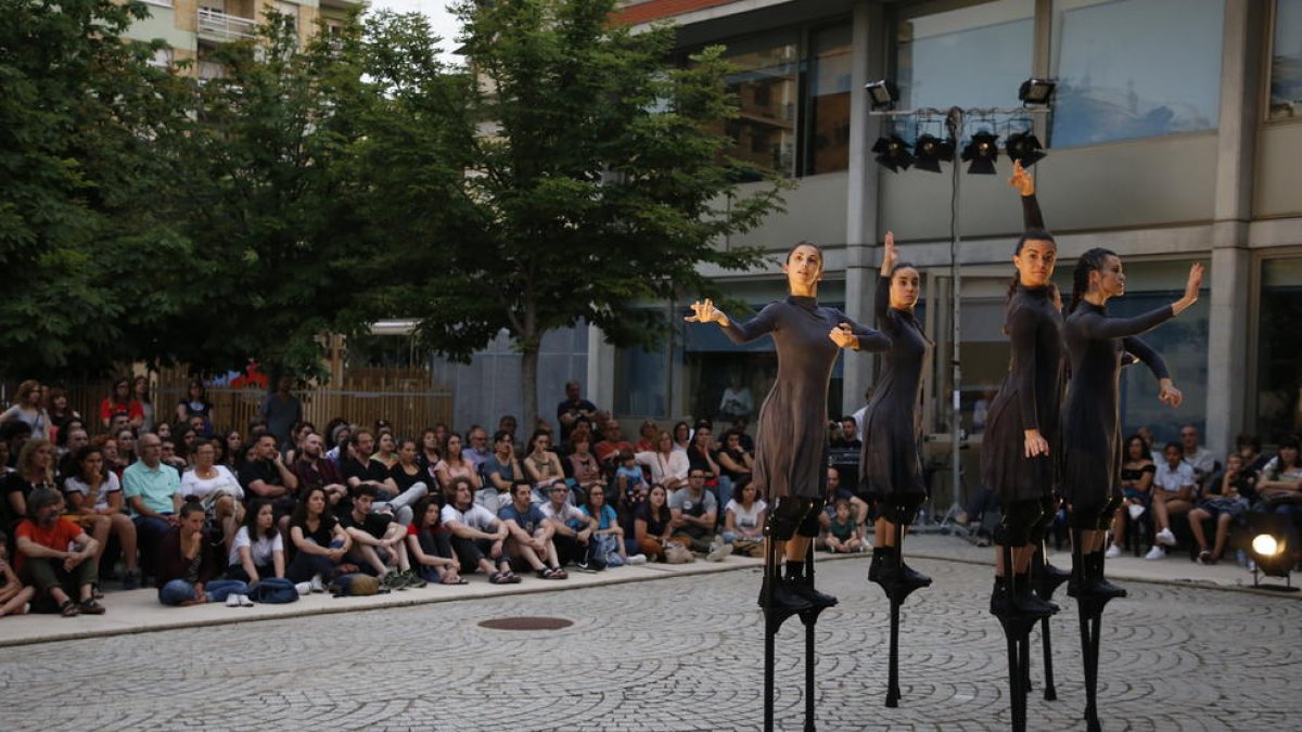 Ballarines sobre xanques homenatgen les dones a Lleida a ‘Mulïer’