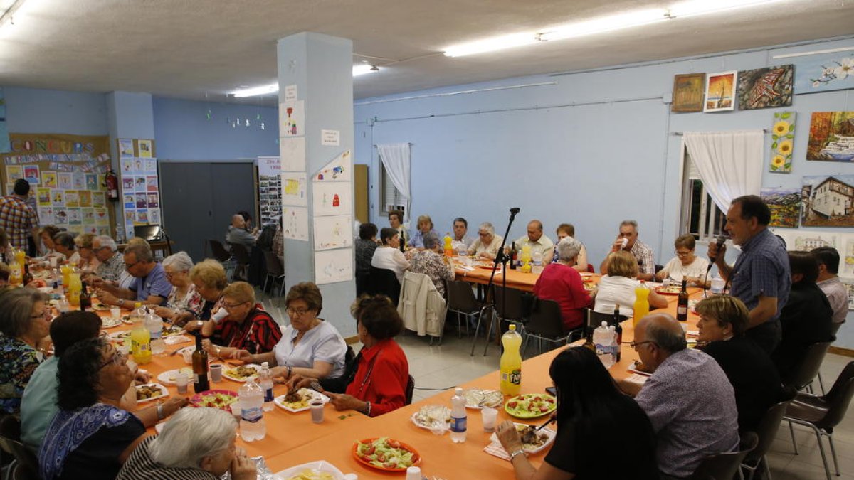 La asociación de vecinos homenajeó a las personas mayores del barrio con una cena. 