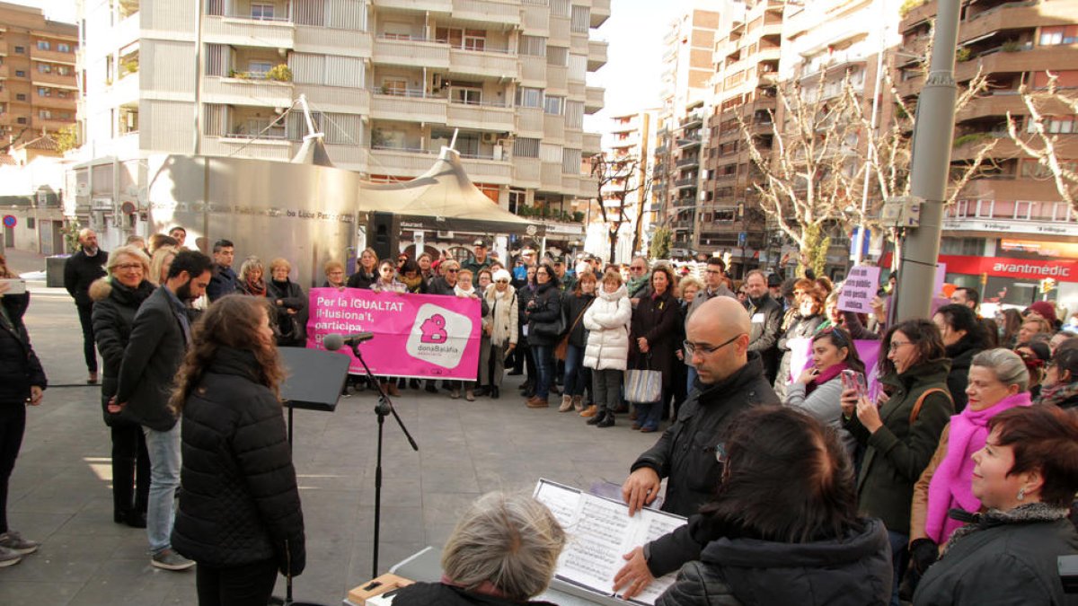 La plaça del 8 de Març de Lleida va acollir ahir un centenar de persones en l’acte institucional pel Dia Internacional de la Dona. 