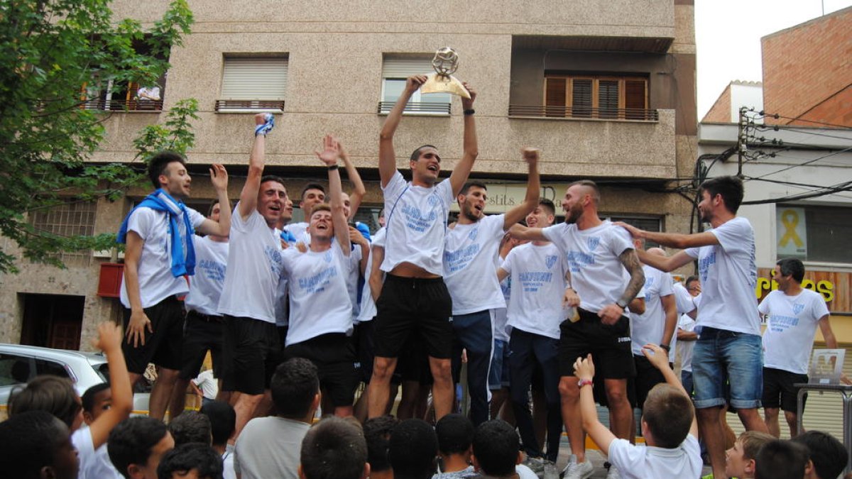 L’equip sènior del Mollerussa celebra l’ascens a Primera Catalana.