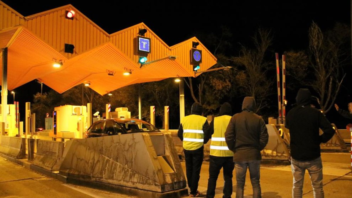 Membres del CDR amb armilles reflectores instaven els conductors a passar sense pagar al peatge de les Borges Blanques.
