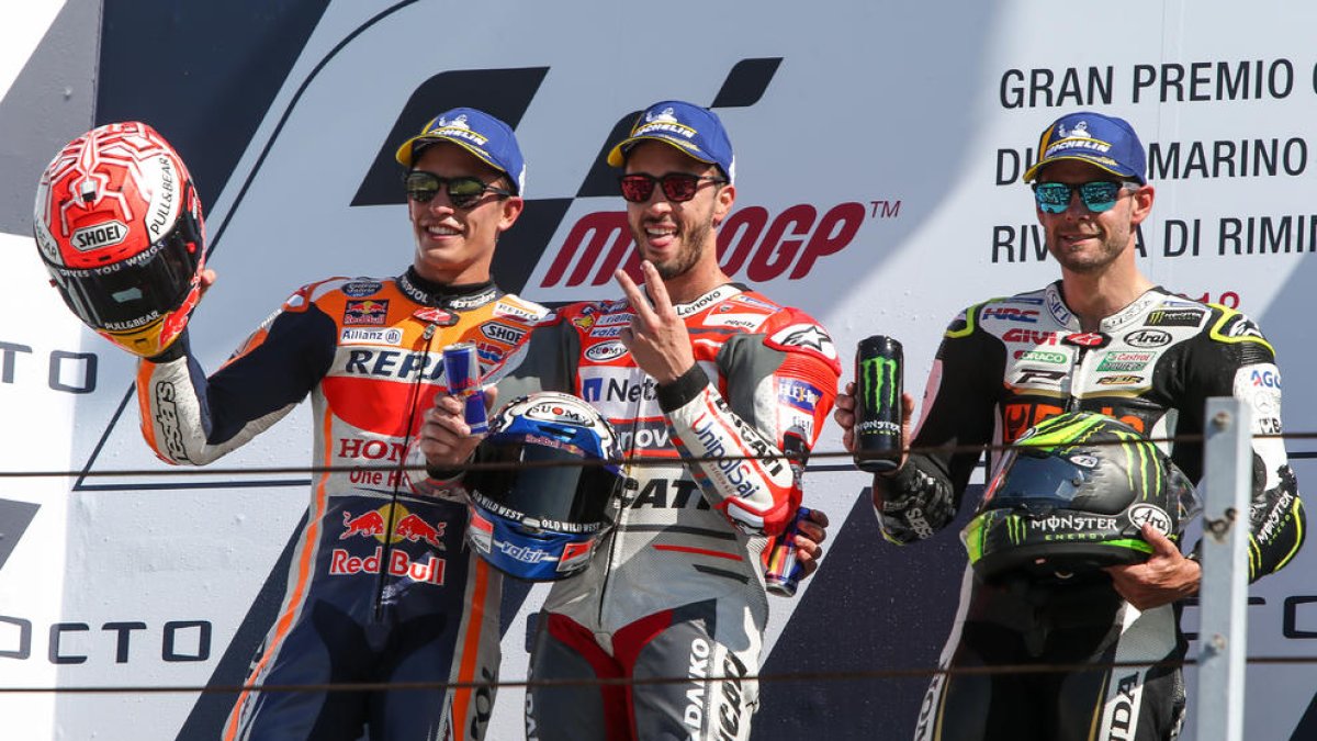 Dovizioso, Màrquez y Crutchlow celebran en el podio de Misano.