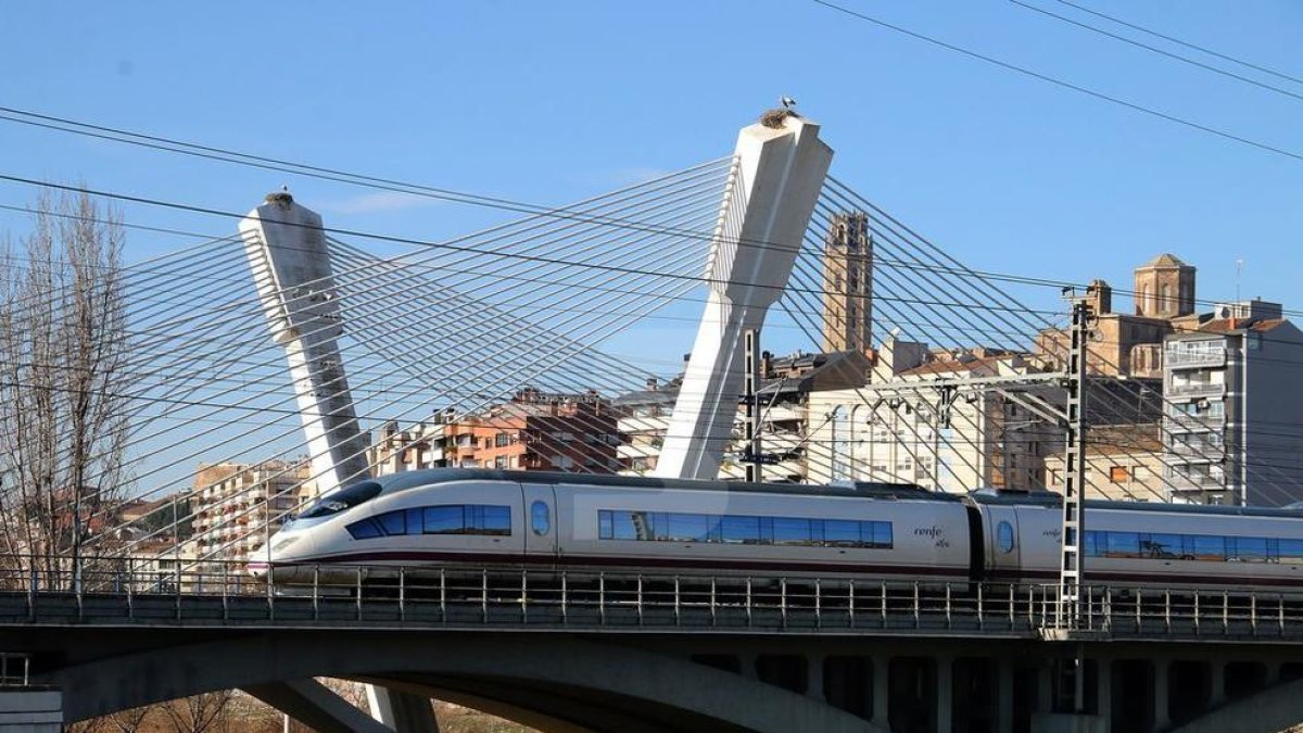 Imatge d'arxiu d'un tren AVE sortint de Lleida.