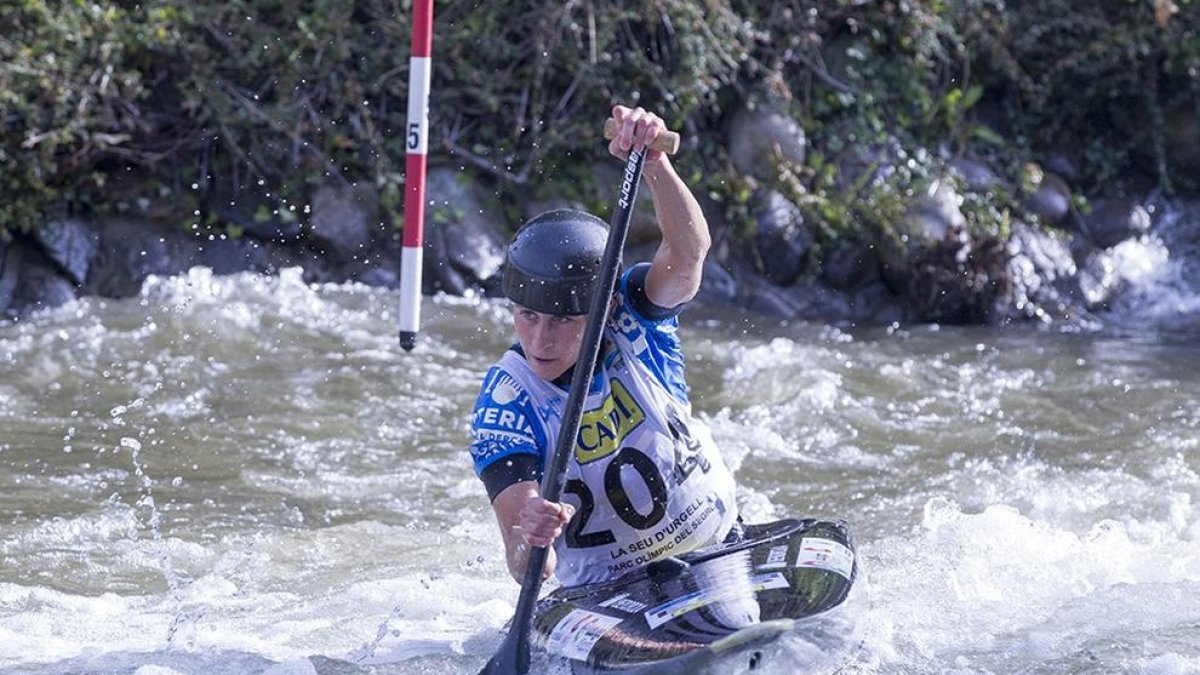 La urgellenca Núria Vilarrubla, durant la seua participació ahir a les semifinals de canoa al Canal Olímpic de la Seu.