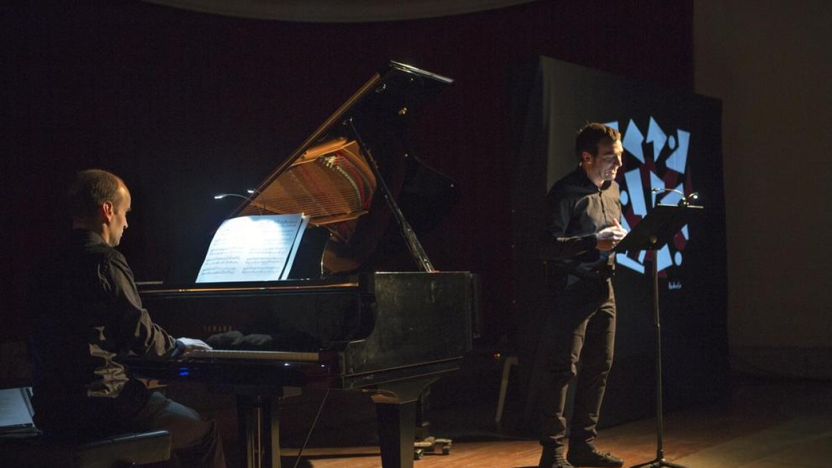 Jordi Castellà al piano i l’actor Xavier Hidalgo, dissabte a la nit a l’Auditori de Cervera.