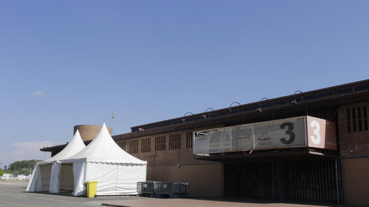 El pabellón 3 de los Camps Elisis, con dos carpas delante habilitadas para las Festes de Maig.