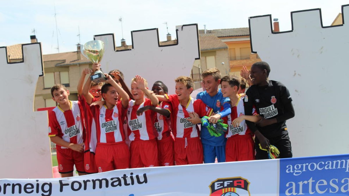 Los jugadores del Girona celebran con el trofeo su triunfo en el torneo de Artesa de Segre.