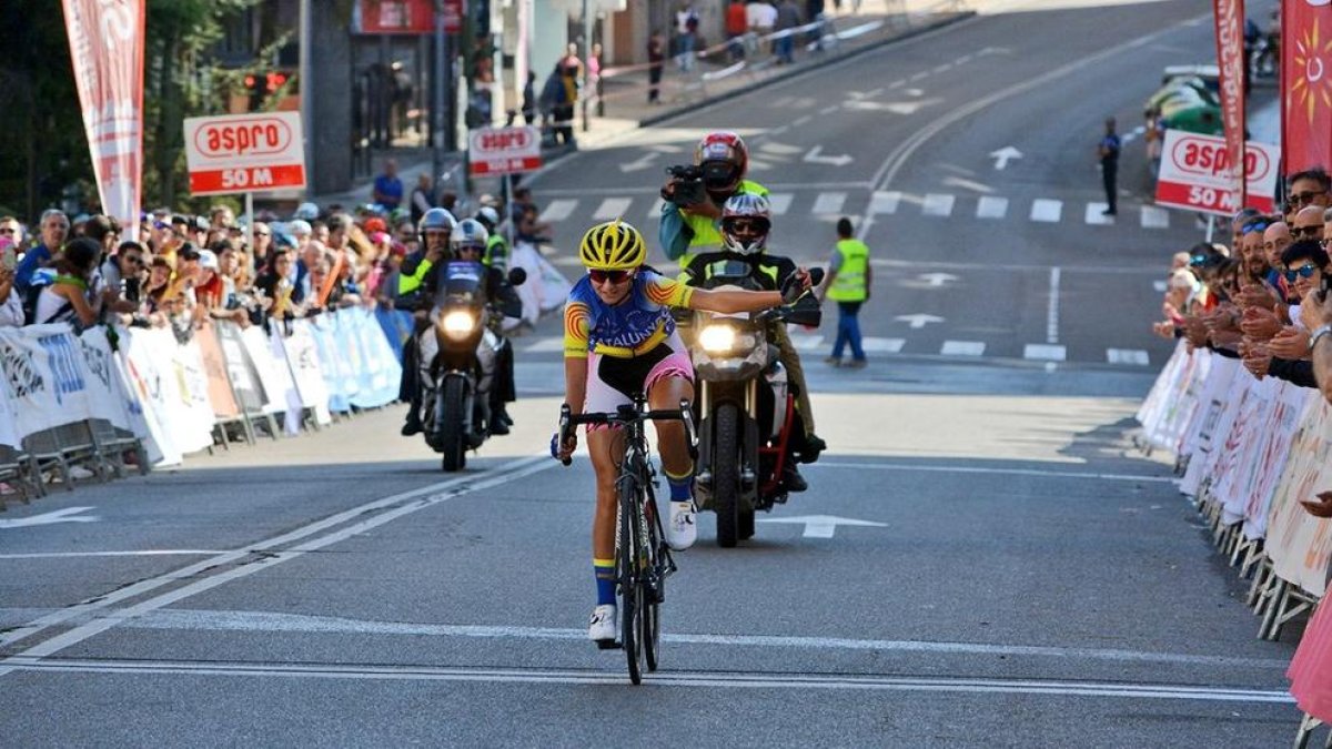 Maria Banlles, en el moment d’arribar en solitari a la meta com a vencedora.