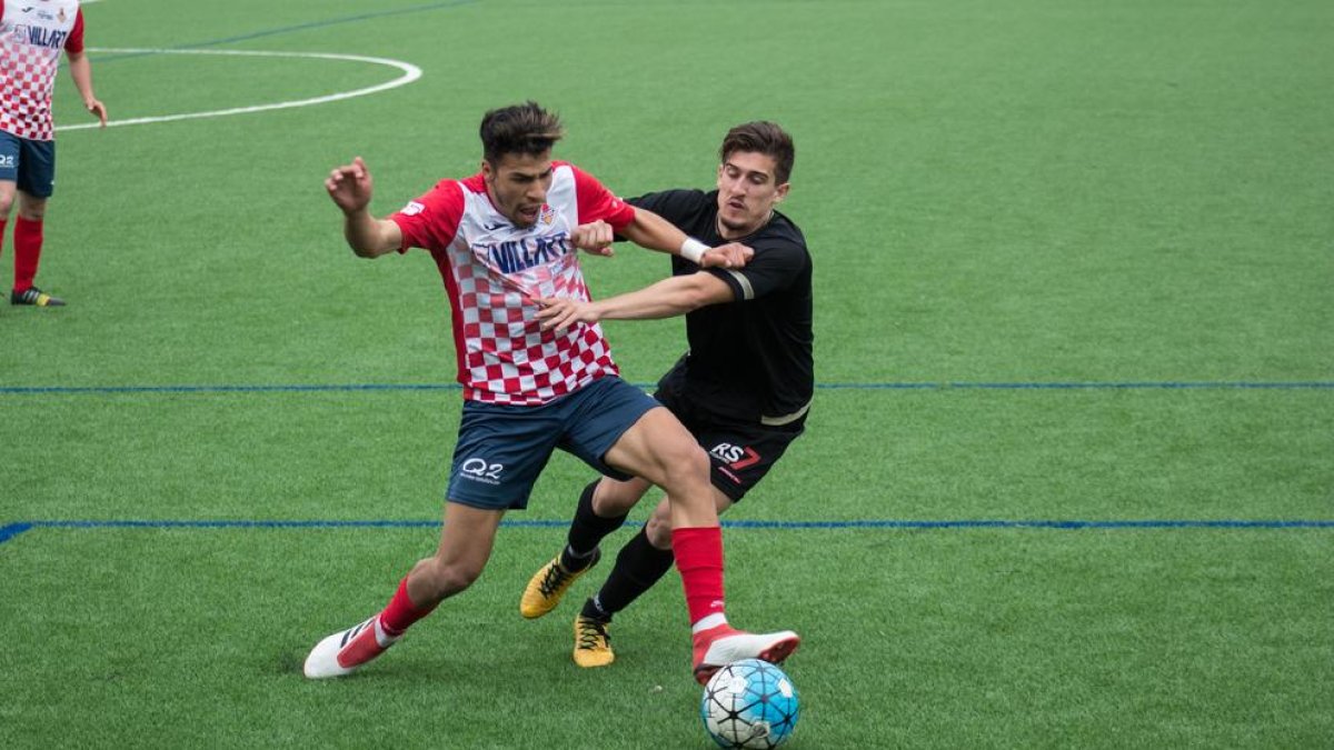 Hichem prova de controlar una pilota davant de la pressió d’un jugador de l’Andorra ahir durant el partit.