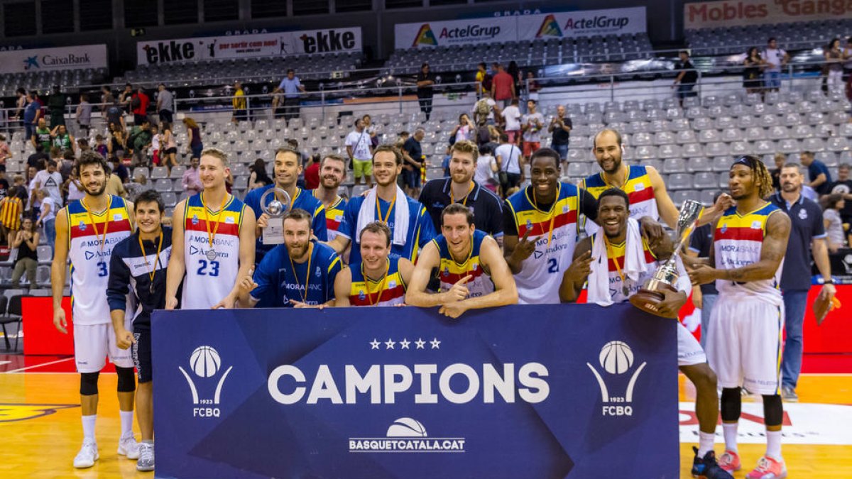 Els jugadors de l’Andorra posen a la pista del Barris Nord amb la Lliga Catalana.