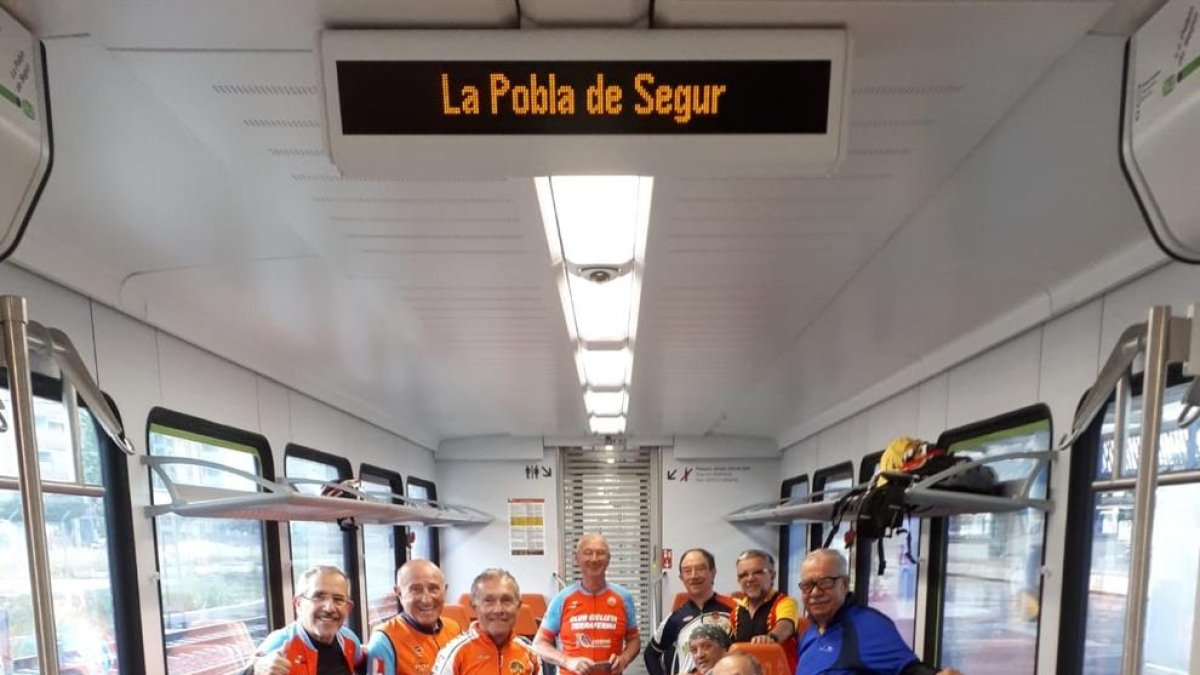 Ciclistes del club Terra Ferma de Lleida, al maig al tren.
