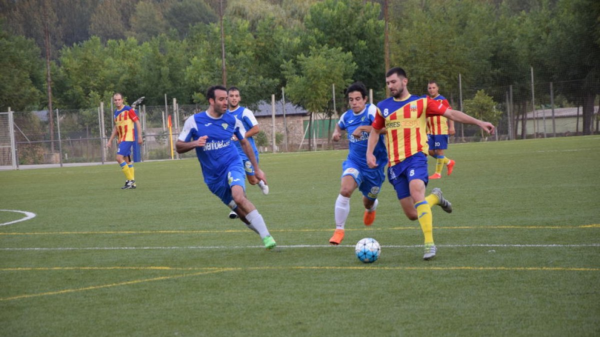 Un jugador del Bellpuig controla el balón en una jugada de ataque de su equipo.