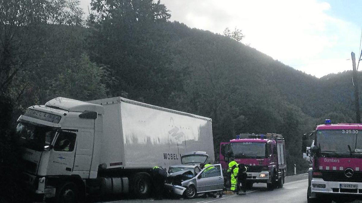 Imatge de l’estat dels dos vehicles després del sinistre, que va tenir lloc ahir al quilòmetre 126 de l’N-230.