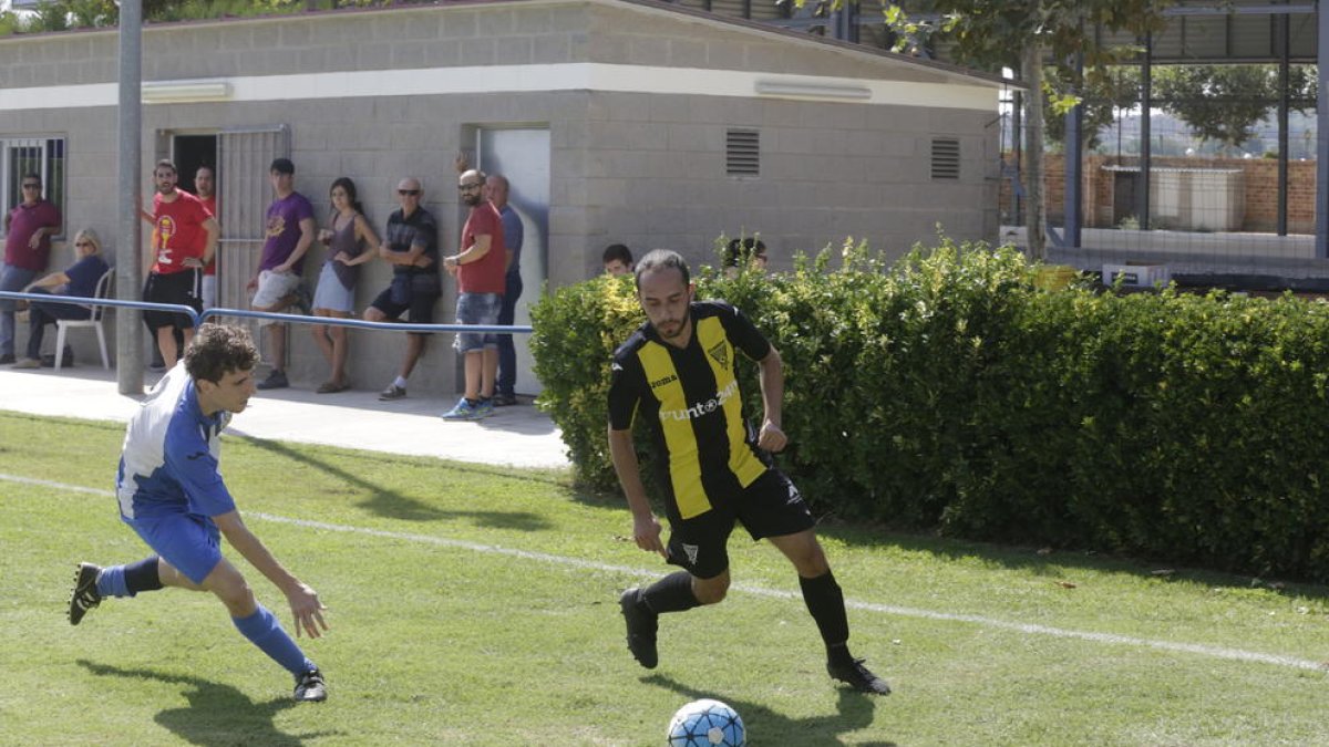 Un jugador del Artesa de Lleida intenta robar la pelota a otro del Pardinyes.