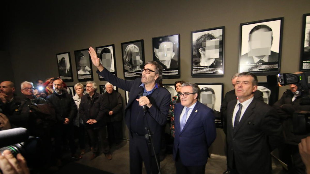 Tatxo Benet va provar de calmar els ànims perquè parlés l’alcalde. Després de la inauguració va tornar la calma i el públic omplia la sala.