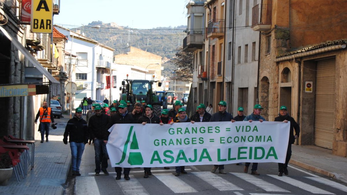 Los ganaderos avanzaron en marcha lenta cortando la C-14 hasta el centro de Ponts. 