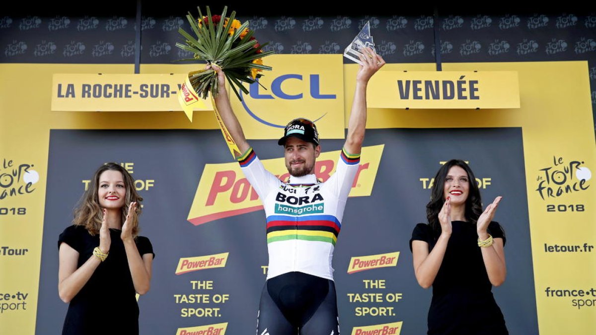 L’eslovac Peter Sagan, amb el mallot de campió del món en ruta, va aconseguir ahir el liderat del Tour de França.