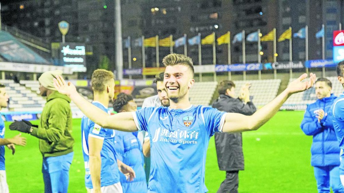 Josep Calavera, eufórico tras el pitido final, celebrando el triunfo con la afición del Gol Nord.