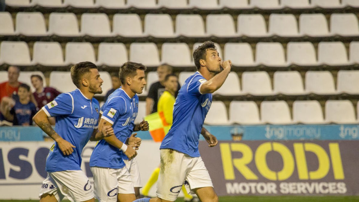 Pedro Martín celebra el tanto del empate, conseguido de penalti, seguido de Artiles y Juanto.