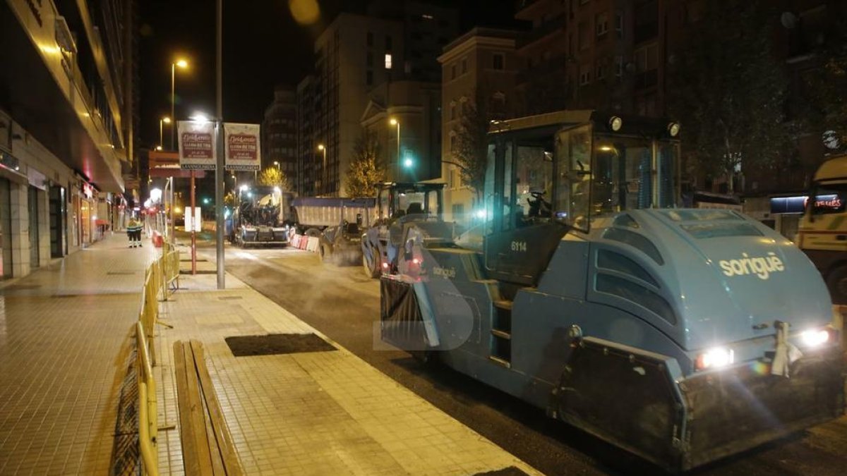 Los trabajos de pavimentación de la avenida Catalunya.