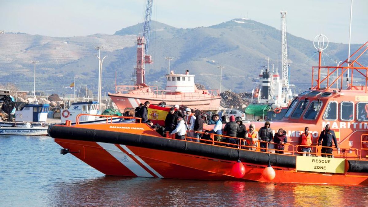 Un vaixell de Salvament Marítim amb els immigrants rescatats.