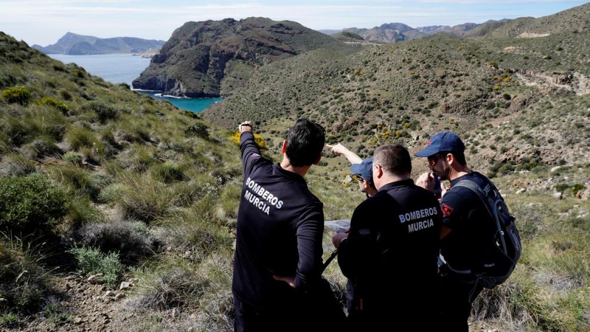 Bombers de Múrcia buscant la pista de Gabriel, ahir.