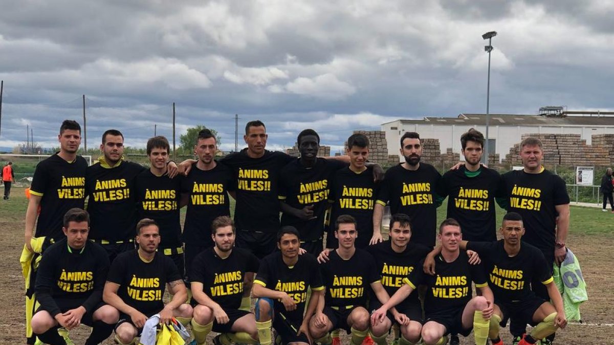 Los jugadores del Golmés homenajearon a su delegado tras ser ingresado por un aneurisma cerebral. 