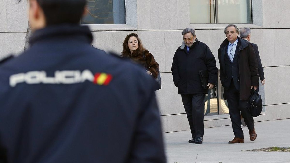 El expresidente de Catalunya Caixa, en el centro de la imagen, este martes a su llegada a la Audiencia Nacional.