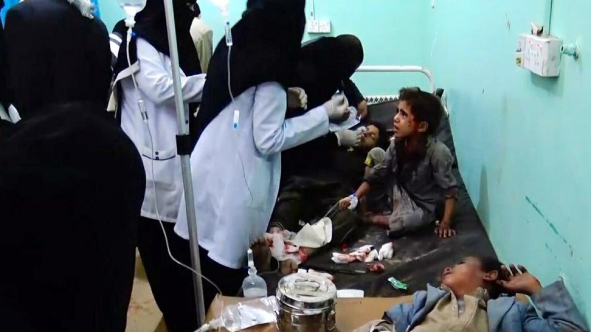 Fotograma d’un vídeo del Moviment Houthi en el qual apareixen nens afectats sent atesos.