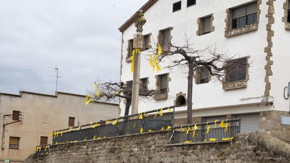 La localitat de Castellserà es va despertar ahir plena de llaços grocs en suport als presos.