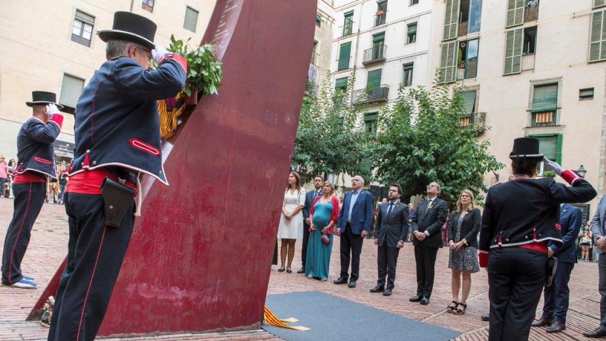 El presidente de la Generalitat, Quim Torra, y otros miembros del ejecutivo catalán, durante la ofrenda floral hoy en el Fossar de les Moreres, junto a una Guardia de honor de los Mossos d'Esquadra, con motivo de la Diada.