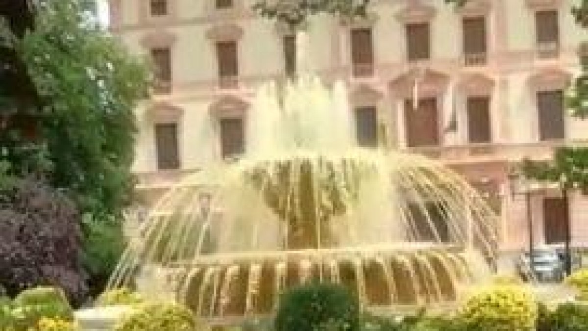L'aigua L'aigua de la font de la plaça de la Pau, tenyida de grocde la font de la plaça de la Pau, tenyida de groc