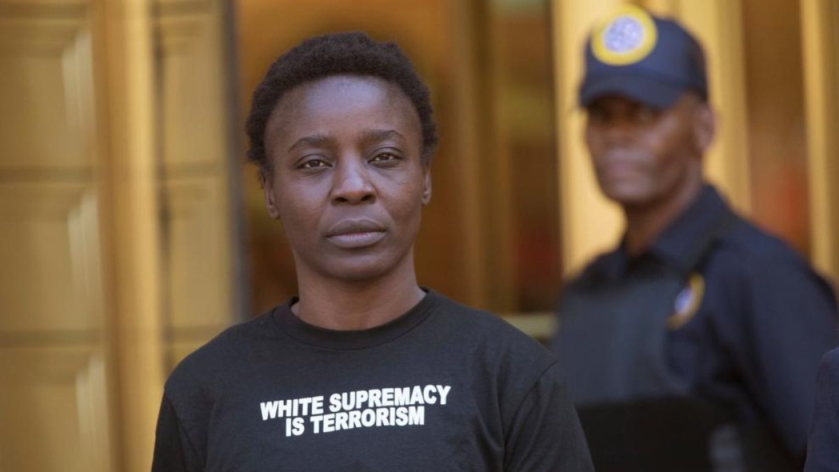 Se vuelve viral fotografía de la mujer protestante que escaló la Estatua de la Libertad el 4 de Julio en EEUU