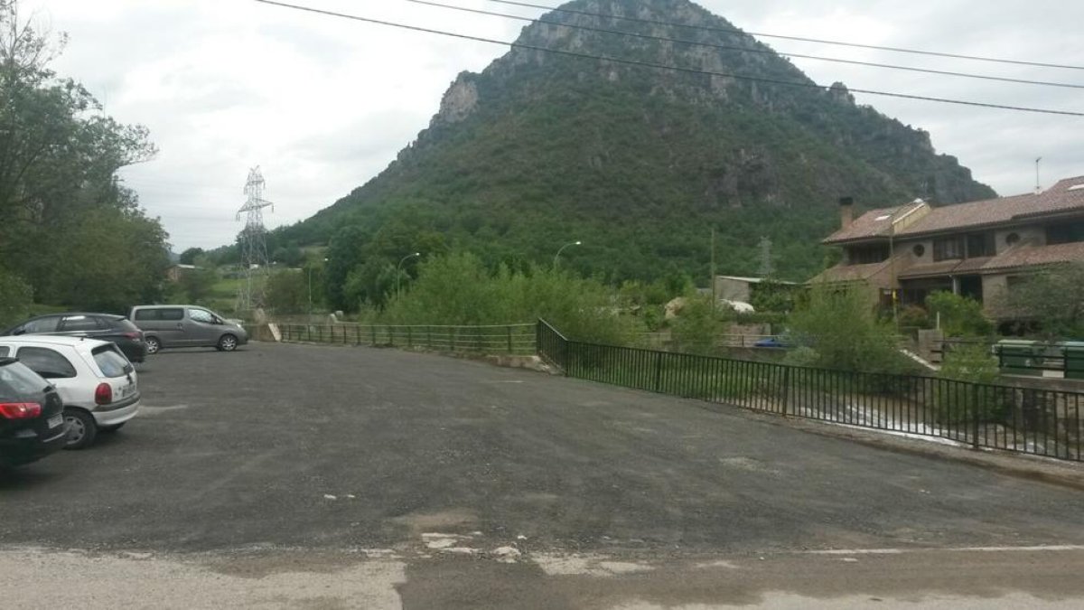 La zona de aparcamiento cercana a la escuela. 