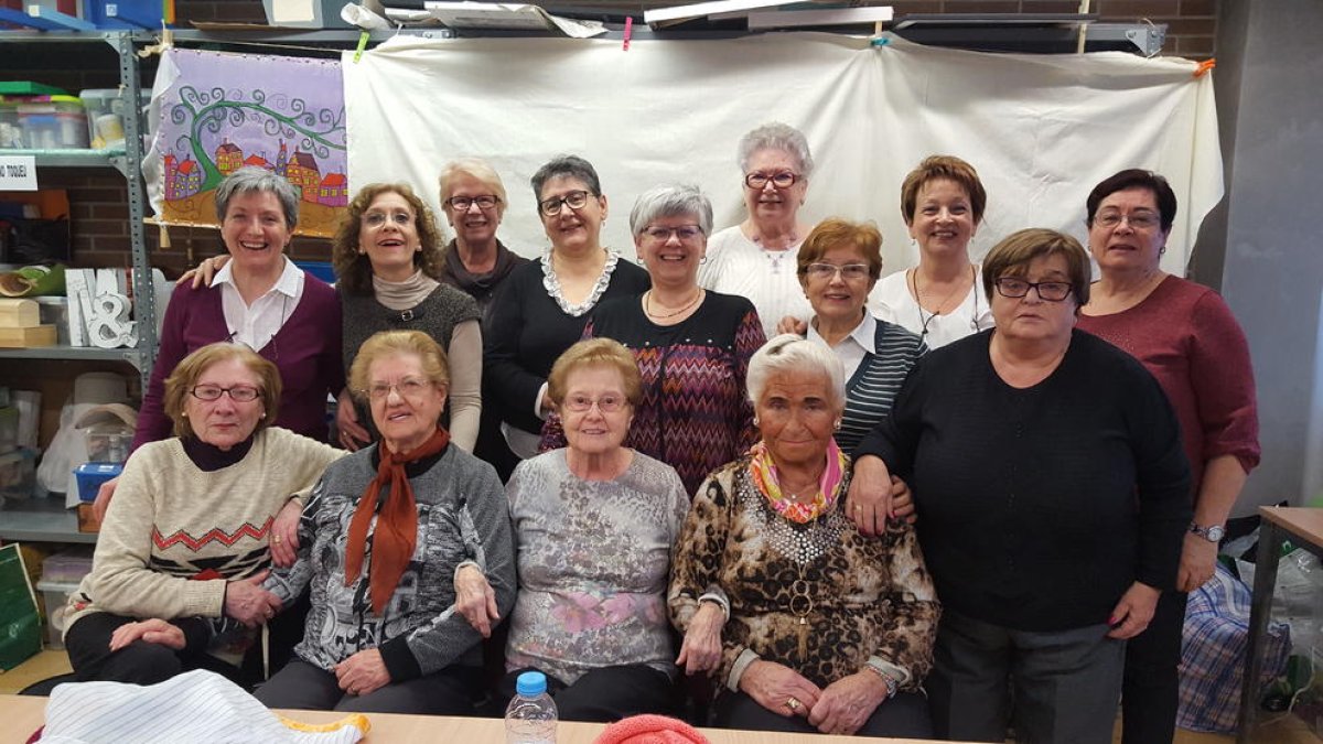 A dalt d'esquerra a dreta, Tere, Paz, Lluïsa, Antonieta, Dolors, Antonieta, Encarna, Isabel (professora) i Tere. A baix, Rosa, Neus, Carmen, Dedi i Montse.