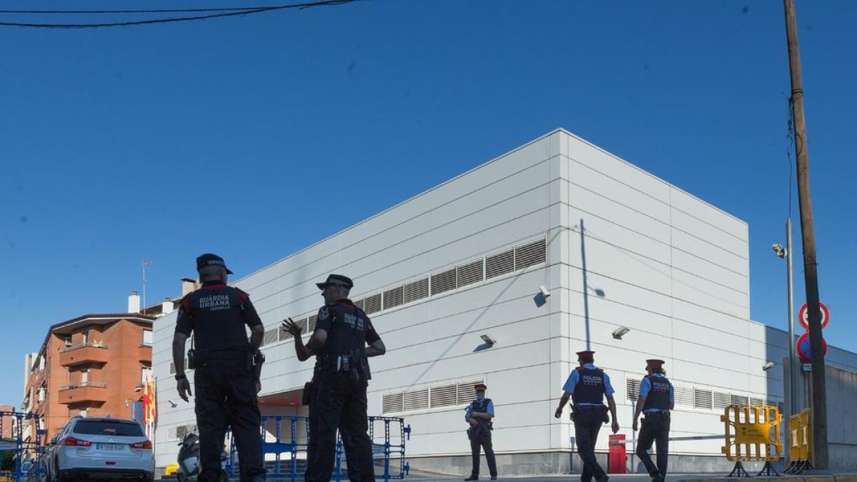 Efectivos policiales ante la fachada de la comisaría de Cornellà de Llobregat.