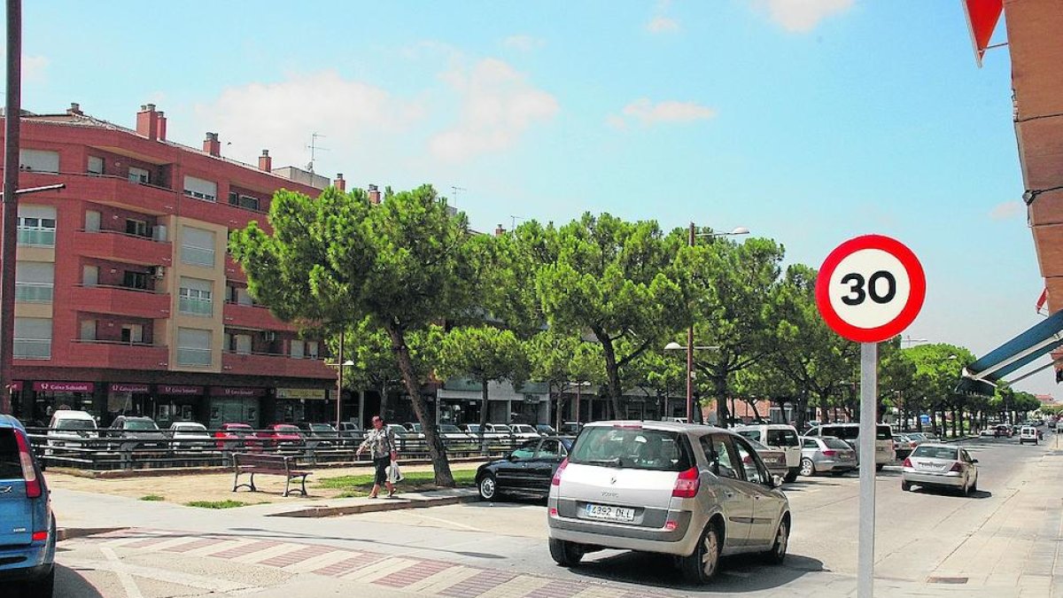 Imagen de archivo de una señal que limita la velocidad a 30 km/h en la avenida del Canal de Mollerussa. 