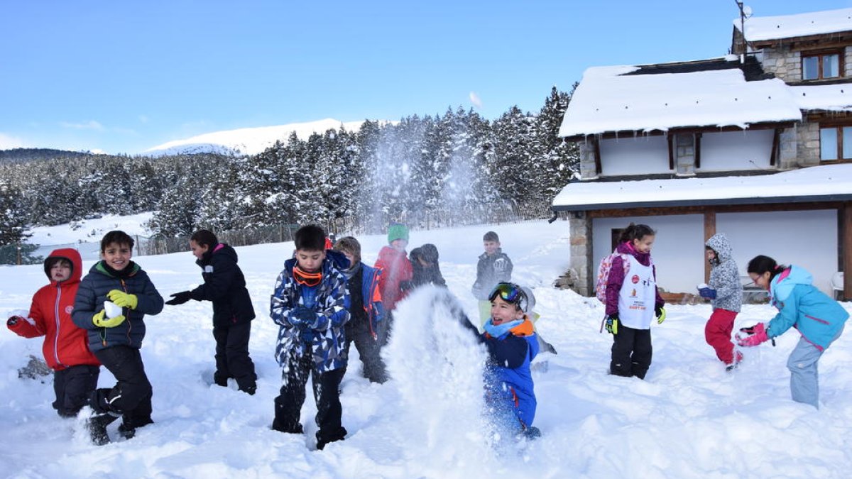 Niños jugando con la nieve, ayer en la estación de Lles de Cerdanya.