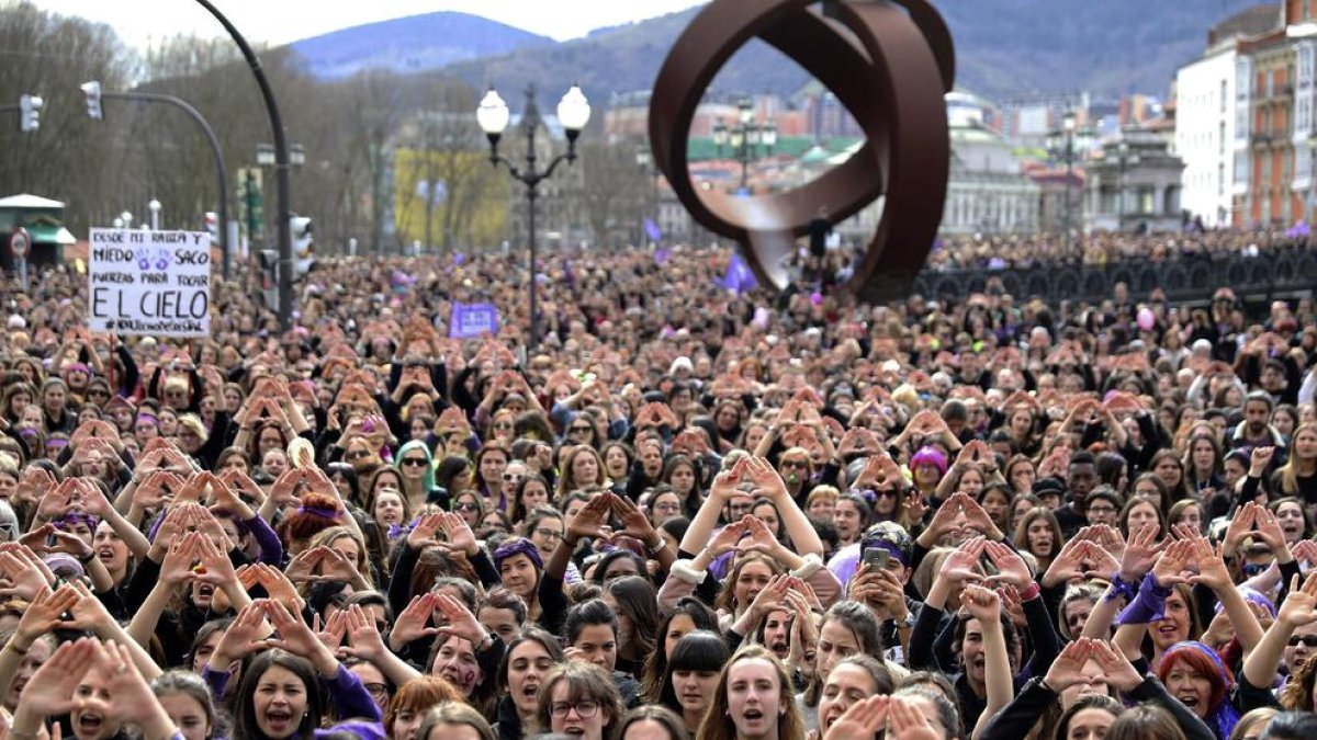 El centre de Bilbao va quedar ahir atapeït de dones vestides de negre i morat que van celebrar el Dia Internacional de la Dona.