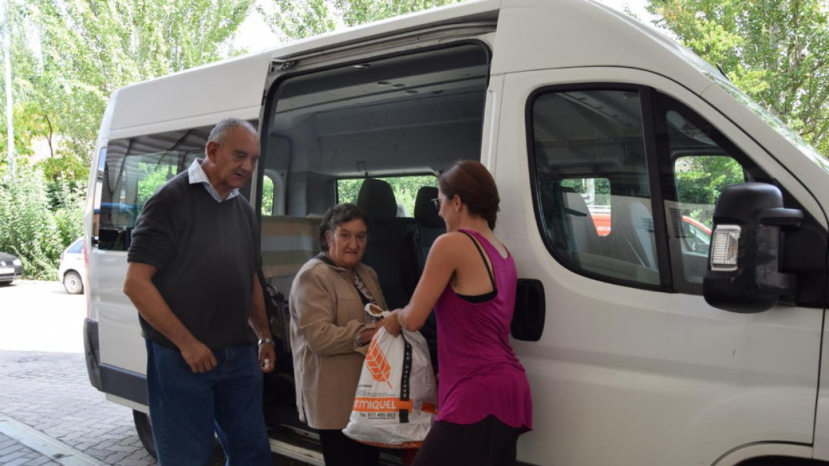 La única posibilidad de transporte para parte del valle es la conocida como ‘la lechera’ de Tuixent.