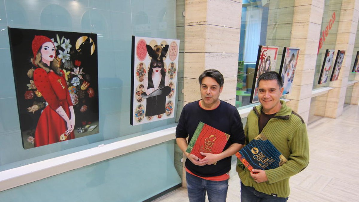 El artista Narcís Gironell y el escritor y periodista Martí Gironell, ayer en la Biblioteca Pública de Lleida.