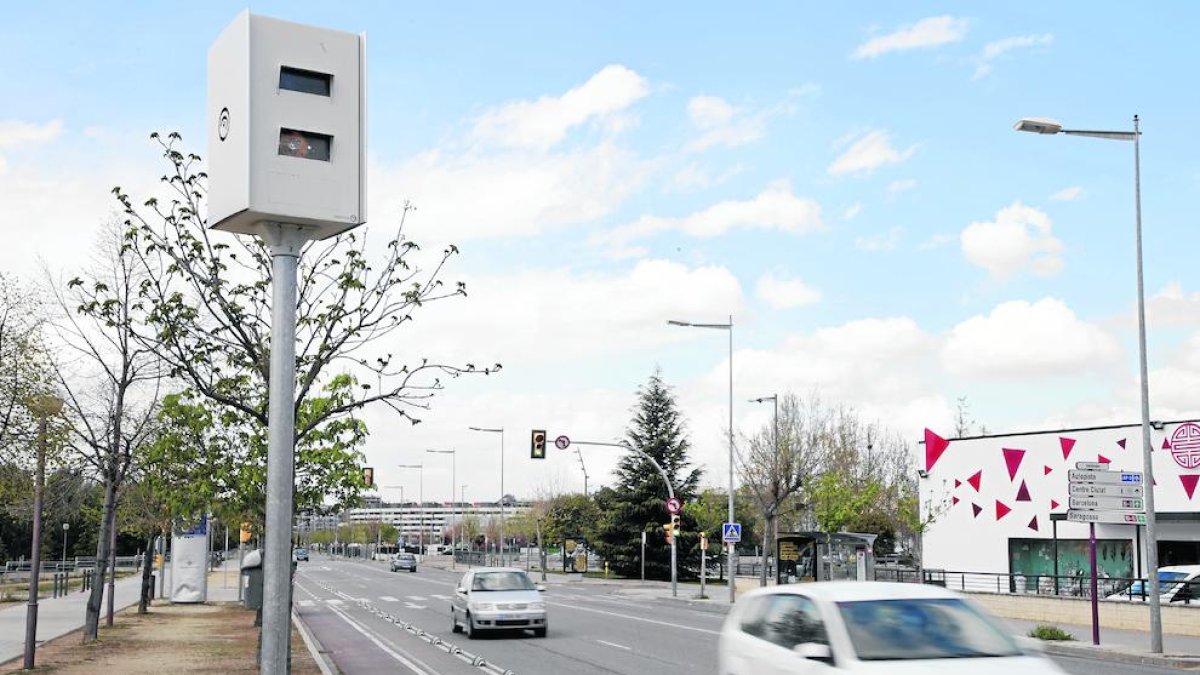 El radar de la calle Miquel Batllori es uno de los tres que ayer estaba en funcionamiento.