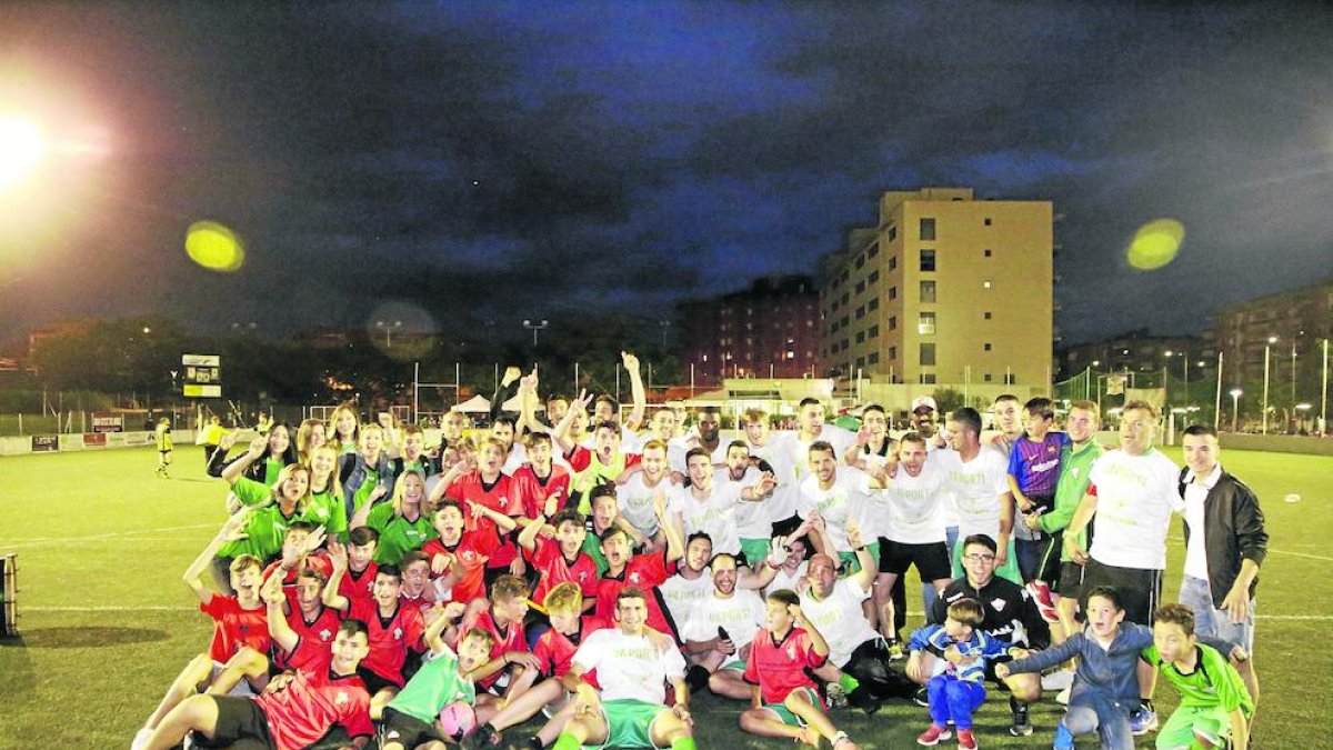  La plantilla del Balàfia, ahir celebrant l’ascens a Segona Catalana amb l’afició després de derrotar l’Angulària.