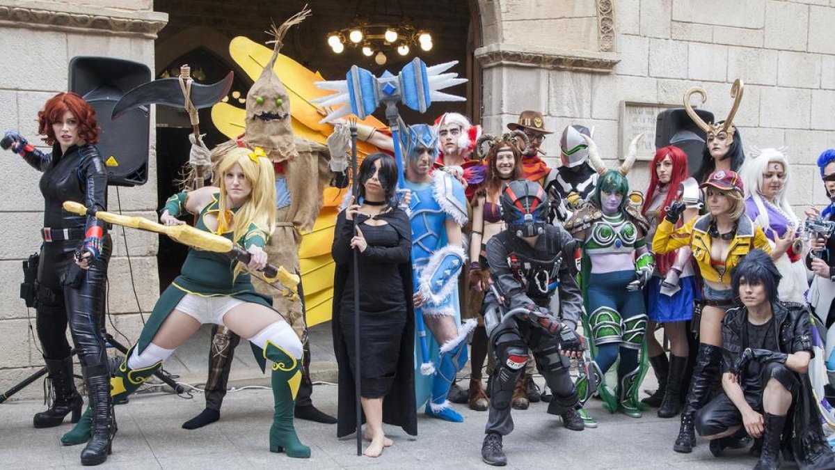 Una vintena d’amants de les sèries van participar ahir en el segon concurs de ‘cosplay’.